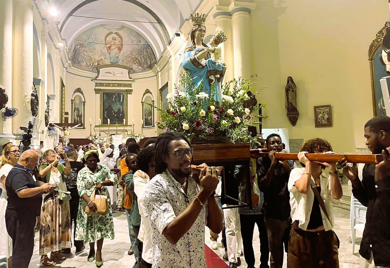 Eine Statue der Maria wird aus einer Kirche herausgetragen (Foto: Vanessa Barisch)