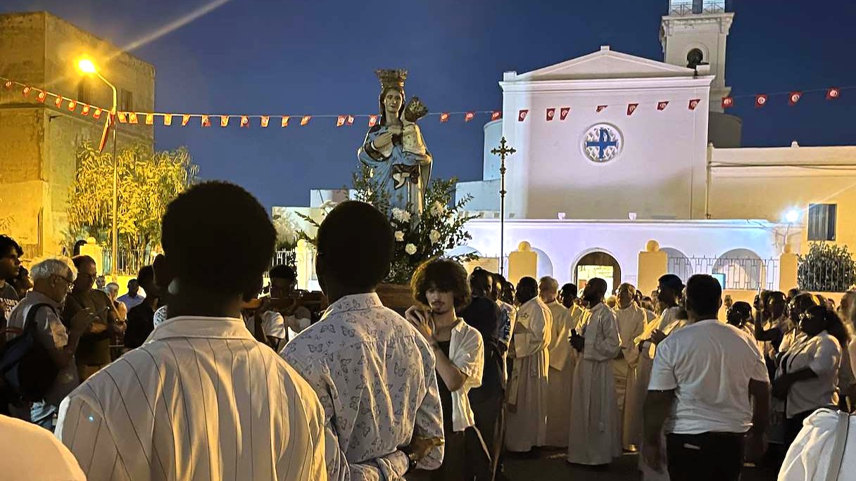 Menschen nehmen an der Maria-Prozession in La Goulette, Tunesien, teil. (Foto: Vanessa Barisch)