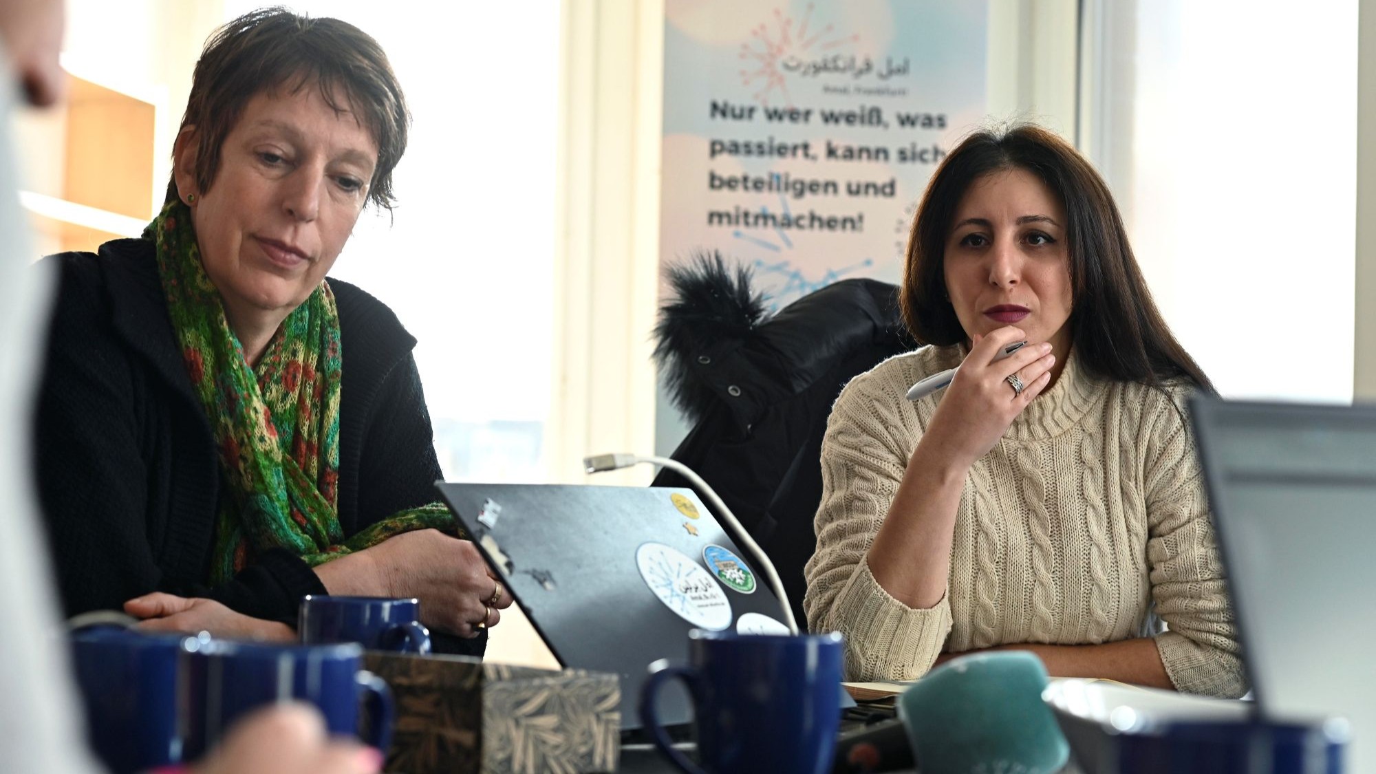 The Amal, Frankfurt editorial team, pictured on 18 January 2023, with project manager Julia Gerlach (left). The local news portal launched in January 2023, publishing news in Arabic, Persian and Ukrainian. (Photo: picture alliance / epd-bild | Heike Lyding)