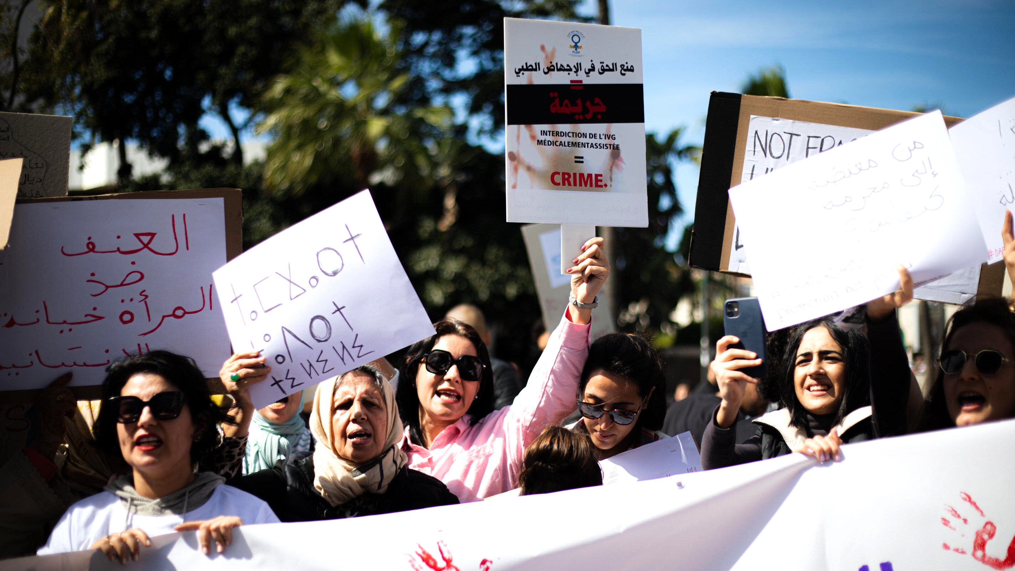 Casablanca, Marokko. 12.03.2023. Feministische Demonstration „Für sie und für diejenigen, die nach ihnen kommen werden“. Der Verein „Kif Mama Kif Baba“ forderte eine Verbesserung der Situation der Frauen in Marokko. (Foto: picture alliance / Hans Lucas | Milla Morisson)