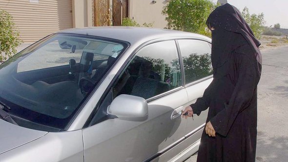 امرأة سعودية تفتح باب سيارة عائلتها بتاريخ: 19 يونيو/ حزيران 2005. د ب أ 