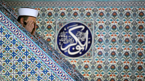 إمام يدعو الله في منبر مسجد في مدينة صوفيا. Getty Images 