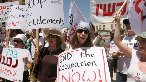 نشطاء سلام إسرائيليون يتظاهرون ضد المستوطنات الإسرائيلية في الضفة الغربية. د ب أ 