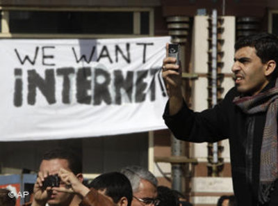 Young people calling for a restoration of the Internet in Egypt (photo: AP)