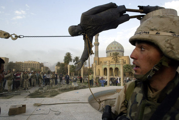 سقوط تمثال صدام حسين في وسط بغداد. أ ب