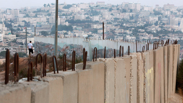 الجدار الفاصل في جنوب القدس. إ ب أ