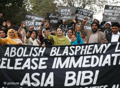 Supporters of the APMA protesting against Pakistan's blasphemy law (photo: EPA/RAHAT DAR)