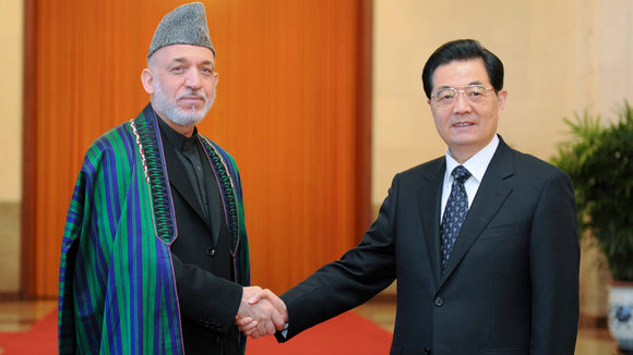 Der afghanische Präsident Hamid Karzai (l.) und der chinesische Präsident Hu Jintao in Peking; Foto: picture-alliance