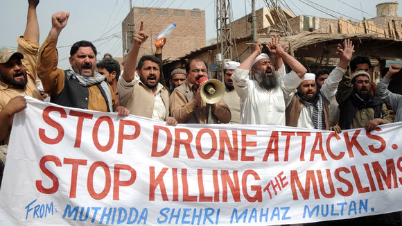 Demonstration im pakistanischen Multan gegen US-Drohneneinsätze; Foto: dpa
