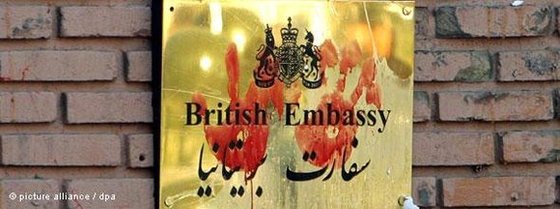 Bloody handprints on the plaque of the British Embassy in Tehran (photo: dpa)