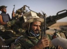 Libyan rebels in front of Bani Walid (photo: dapd)