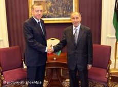 Recep Tayip Erdogan and Mustafa Abdel Jalil in Tripolis (photo: dpa)
