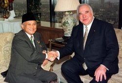 Habibie with Helmut Kohl (photo: dpa)