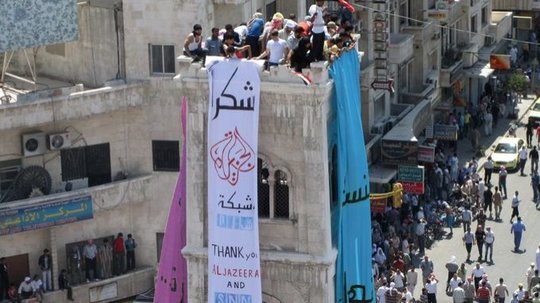 Einwohner der von Assads Truppen belagerten Stadt Hama bedanken sich auf einem Spruchband für die Berichterstattung von Al-Jazeera und Shaam News Network; Foto: AP
