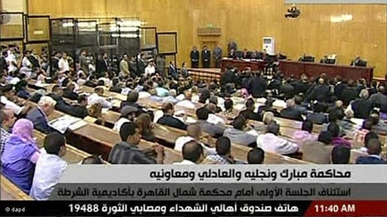 مبارك في صالة المحكمة 