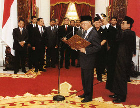 Habibie bei seiner Vereidigung zum Präsidenten; Foto: Wikipedia