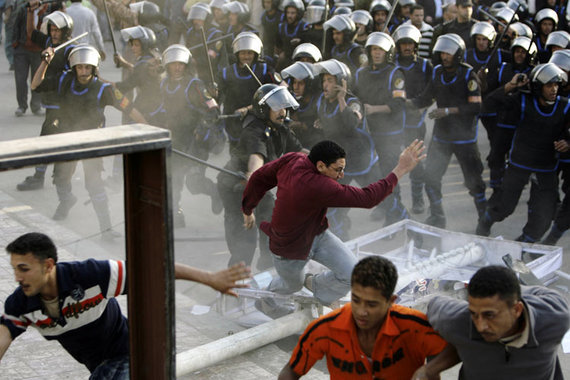 Security forces clamp down on workers' strikes and protests in El-Mahalla El-Kubra (photo: AP)