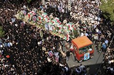 Funeral procession for those killed in an attack perpetrated by Sunni extremists (photo: AP)