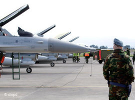 NATO fighter planes preparing for a flight to Libya (photo: dapd)