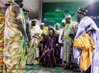 Muammar Gaddafi surrounded by African tribal leaders (photo: picture alliance/dpa)