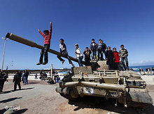 Libyan children play on a tank in Benghazi (photo: dapd)