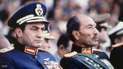 Hosni Mubarak (left) and Gamal Abdel Nasser (right) during a military parade in 1981 (photo: AP)