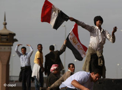 Egyptians wave their country's flag in celebration of Mubarak's resignation (photo: dapd)