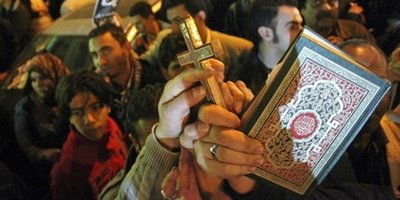 Christians and Muslims demonstrate together in Cairo on 1 January 2011 (photo: dpa)