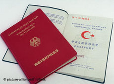 A German and a Turkish passport (photo: dpa)
