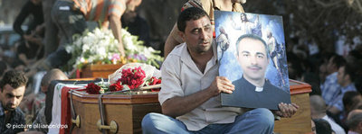 Funeral of one of those killed in the attack on a Syrian Catholic church in Baghdad (photo: dpa)
