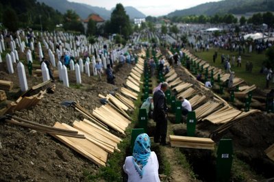 2010 commemoration ceremony and burial for 775 newly identified murdered Bosniaks in Srebrenica (photo: AP)