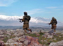 Israeli infantry soldiers in training on the Golan Heights (photo: dpa)