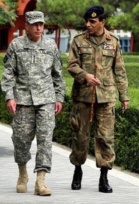 US general David Petraeus and Pakistani general Ashfaq Kayani (photo: dpa)
