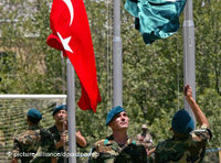 Turkish soldiers raising the Turkish flag (photo: dpa)