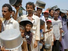 Yemeni men and children standing in line, waiting for food rations to be distributed(photo: AP)