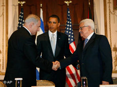 Barack Obama with Benjamin Netanyahu (left) and Mahmud Abbas at a Middle Eastern Summit in New York (photo: AP)