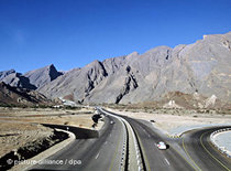 Road linking Muscat and Nizwa (photo: dpa)