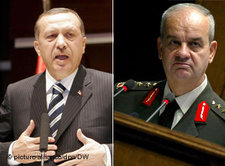 Prime Minister Erdogan (left) and the Chief of the General Staff Ilker Basbug; photo: dpa/DW