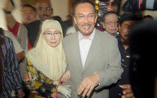 Anwar Ibrahim and his wife on the way to court (photo: dpa)