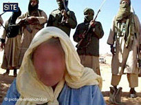 Al Qaeda militants and hostage (photo: picture-alliance/dpa)