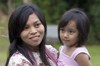 Kartika Sari Dewi Shukarno holding her daughter (photo: dpa)