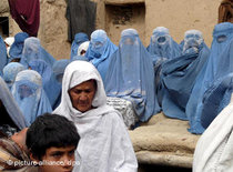 Afghan women in Burkas (photo: dpa)