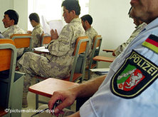 Police training in Afghanistan under German tutelage (photo: dpa)