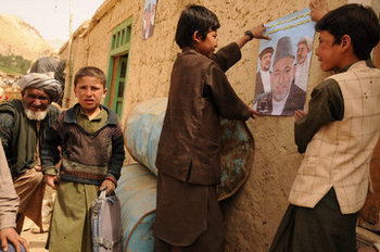 Afghans in front of election poster in Kabul (photo: Martin Gerner)