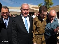 Gilad Shalit (2nd from right) with Israel's Prime Minister Benjamin Netanyahu (second from left) after Shalit's release (photo: dapd)