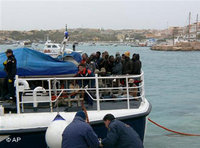 Ship full of refugees intercepted by Italian authorities at the Italian coast (photo: AP)