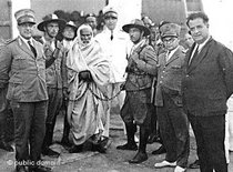 Omar Mukhtar is arrested by Italian colonialists, 1931 (photo: public domain)