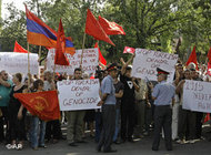Armenians protest holding national and party flags (photo: AP)