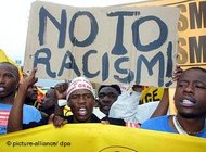 Demonstrations in Durban in 2001 (photo: picture alliance/dpa)