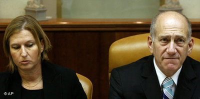 Livni and Olmert (photo: AP)
